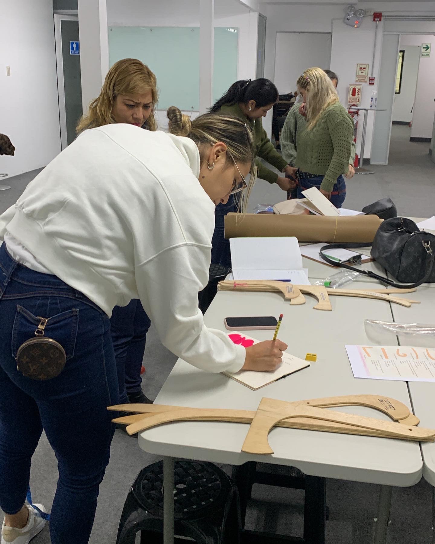 Inició el curso Cosiendo Sueños organizado por el Consulado de Colombia en Lima