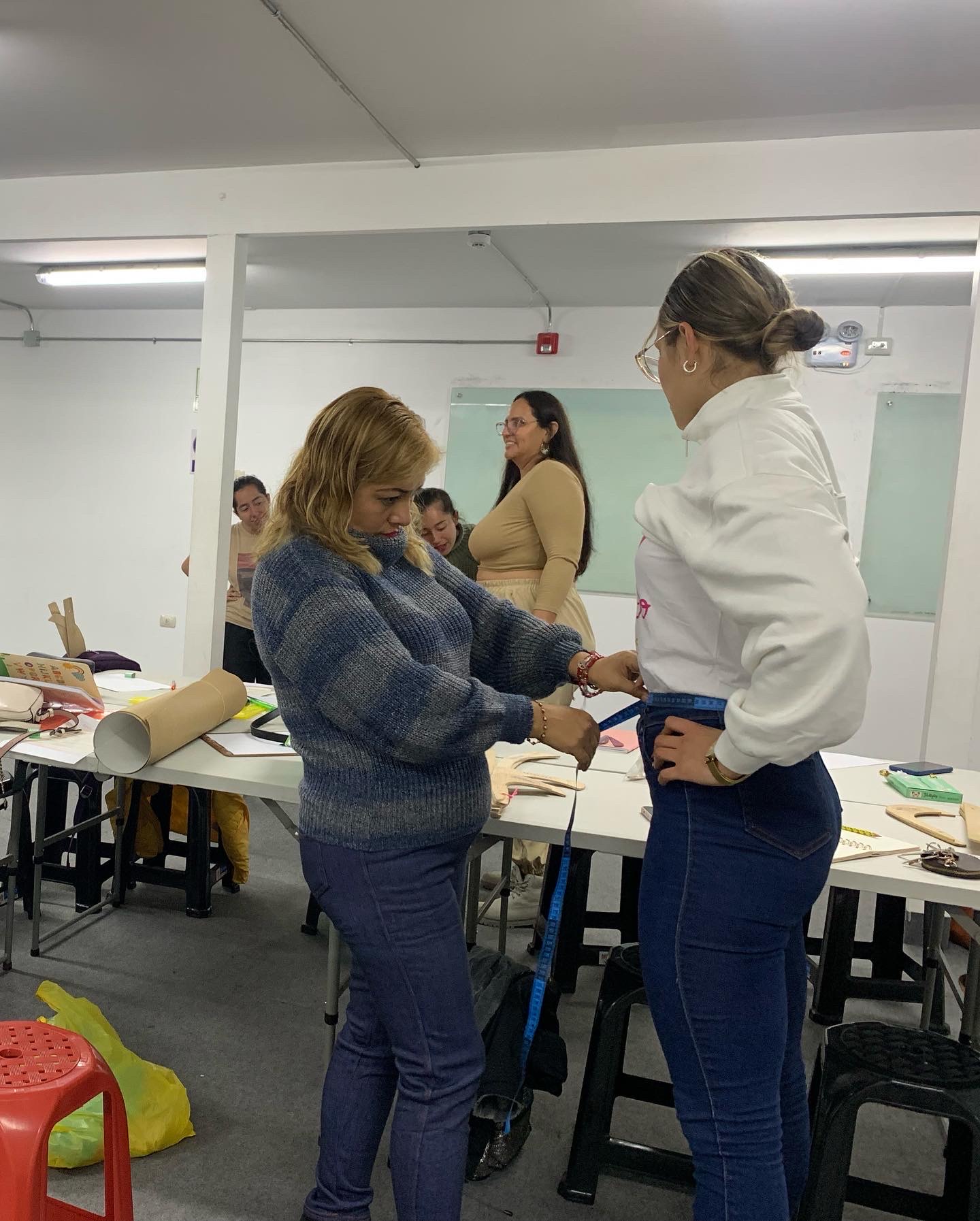 Inició el curso Cosiendo Sueños organizado por el Consulado de Colombia en Lima