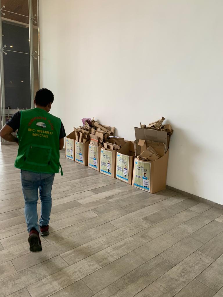 Consulado de Colombia en Lima se une al cuidado del medio ambiente y de los niños reciclando