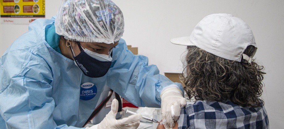 El Consulado General en Lima desarrolló con éxito la jornada de vacunación para la comunidad colombiana 