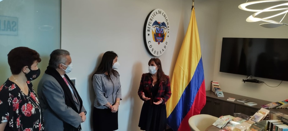 El Consulado General de Colombia en Lima participa de #DedicaUnLibroyDónalo