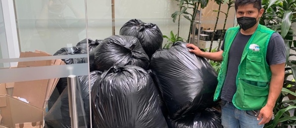 Consulado de Colombia en Lima se une al cuidado del medio ambiente y de los niños reciclando